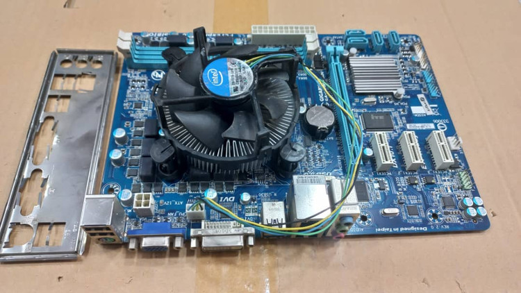باندل گیگابایت GA-H61MA-D2V، پردازنده ۳.۳ گیگاهرتزی اینتل Core i3-2120، معماری Sandy Bridge، ۲ هسته و ۴ رشته، گرافیک HD 2000