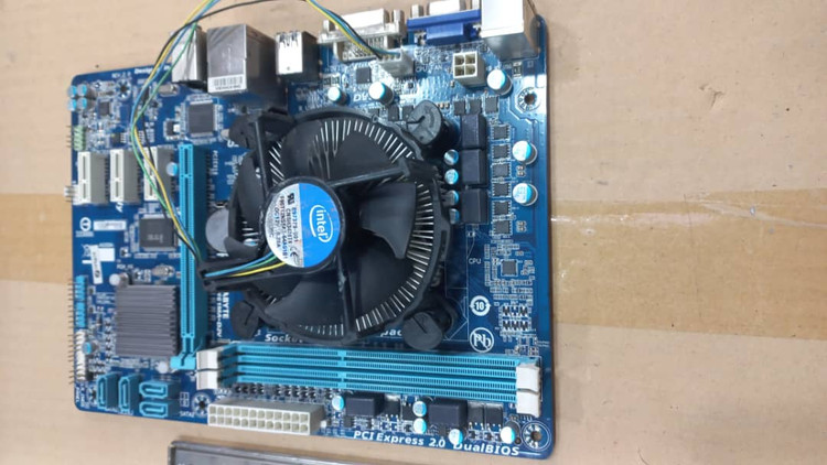 مادربرد گیگابایت H61MA-D2V استوک، همراه پردازنده i3-2120 و فن اورجینال، پنل پشتی کامل، ۲ اسلات DDR3 تا ۱۶ گیگ، ۴ پورت SATA II