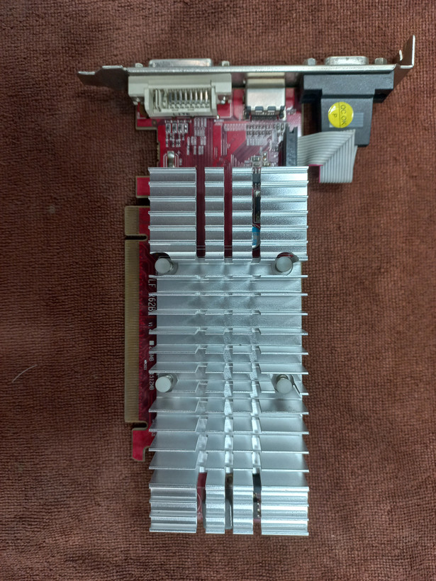 کارت گرافیک ATI Radeon مدل HD 3450، رابط PCI-E 2.0 x16 و نسخه PCI، مناسب کامپیوترهای قدیمی، طراحی Low Profile