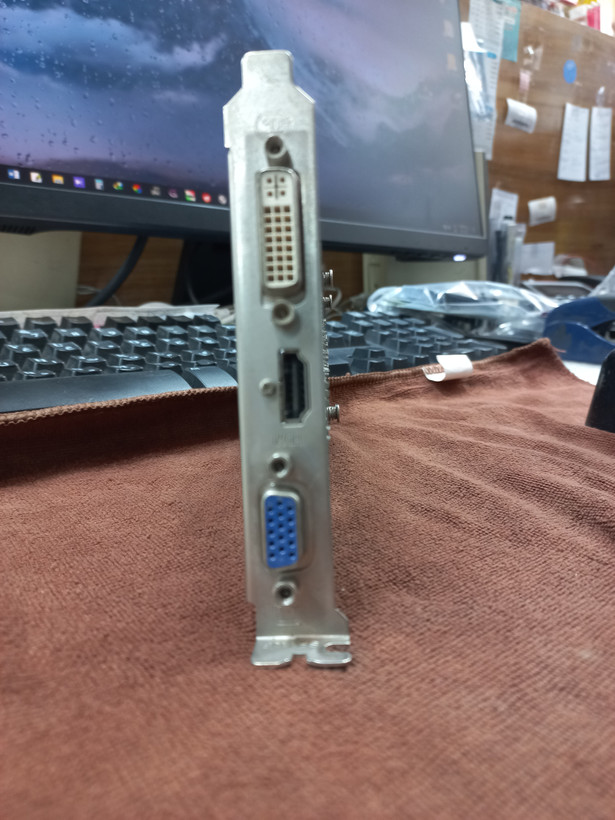 کارت گرافیک AMD HD 5570 1GB DDR3، خروجی HDMI و DVI و VGA، مصرف انرژی 39 وات، بدون نیاز به برق جداگانه، گارانتی سلامت کالا