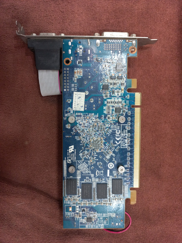 کارت گرافیک استوک AMD Radeon HD 5570 ظرفیت 1GB DDR3، حافظه 128 بیت، 400 هسته پردازشی، فرکانس 650 مگاهرتز، مناسب سیستم اداری و بازی سبک
