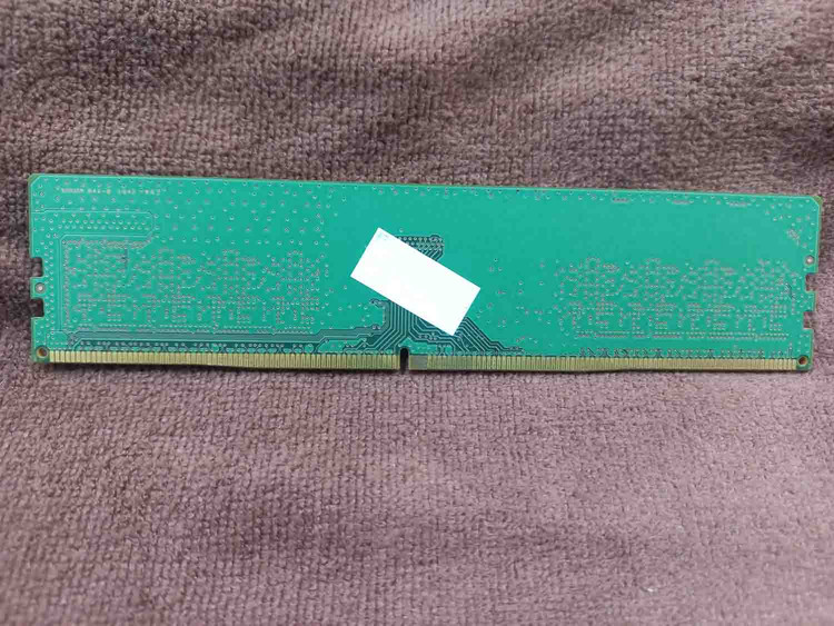 رم سامسونگ 8GB DDR4 2666MHz، فرکانس PC4-21300، ولتاژ 1.2 ولت، تأخیر CL19، ساختار 1Rx8 تک رنکه، غیر ECC