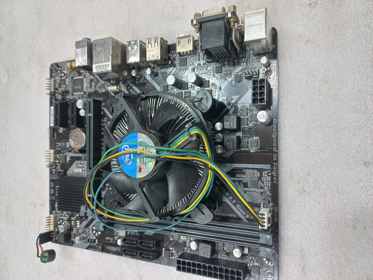 مادربرد ایسوس H310M-S2H با پردازنده G5400 3.70GHz، معماری Coffee Lake 14 نانومتری، پشتیبانی از حافظه DDR4 تا ۳۲ گیگ، خروجی VGA و DVI و HDMI
