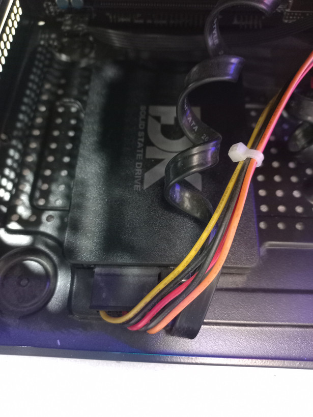 سیستم کامل مونتاژ شده، کیس با دیواره شیشه ای، کامپیوتر مناسب گیم و کار، I5 3330 رم ۸، SSD سرعت بالا، هارد یک ترابایت، کارت گرافیک DDR5