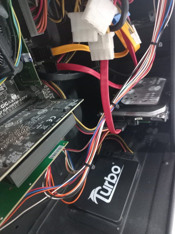 سیستم کامل اداری و خانگی، کیس با دیواره شیشه ای، مادربرد B75، Intel Core I5 3330، حافظه ترکیبی SSD و HDD، مناسب برنامه نویسی و طراحی سبک