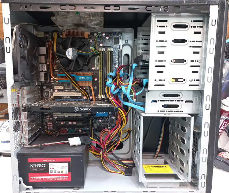 کیس استوک مگنوم، سیستم پایه برای کارهای روزمره، SSD برای اجرای سریع ویندوز، هارد ۳۲۰ برای ذخیره فیلم، مناسب کافی نت و دفتر کار