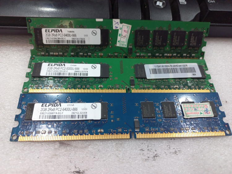 رم Elpida 2GB DDR2 800MHz، فرکانس PC2-6400، ولتاژ 1.8 ولت، زمانبندی 6-6-6-18، ساختار 2Rx8 دو رنکه، گارانتی سلامت کالا