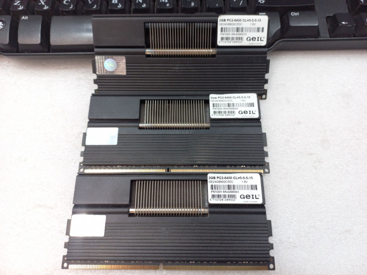 رم GeIL 2GB DDR2 800MHz، تأخیر CL4 4-4-4-12، ولتاژ ۱.۹-۲.۳ ولت، هیت سینک آلومینیومی نارنجی، گارانتی مادام العمر