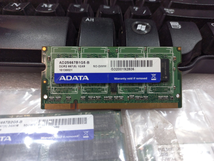 رم لپ تاپ آدیتا 1 گیگابایت مدل AD2S667B1G5-R، رم DDR2 667 مگاهرتز PC2-5300، فرم فاکتور SO-DIMM 200 پین، مناسب ارتقای لپ تاپ های قدیمی