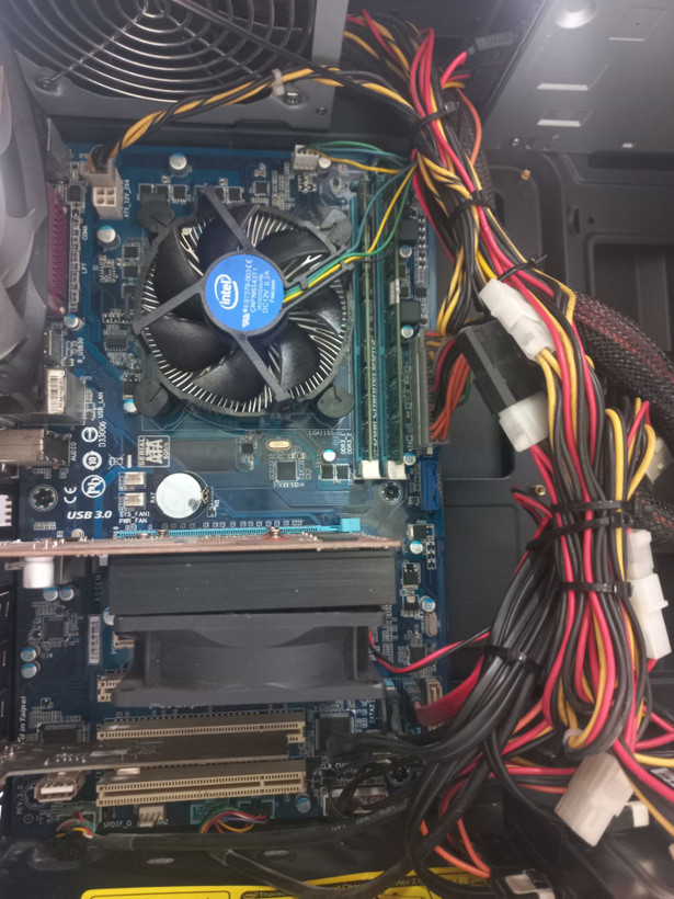 کامپیوتر آوا با مشخصات عالی، رم ۱۶ گیگابایت DDR3، SSD ۱۲۸ برای ویندوز، هارد ۵۰۰ برای فایل ها، کارت گرافیک ۲ گیگ DDR3