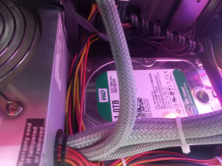 کیس گیمینگ اورکول، سیستم آماده اجرای بازی های AAA، پردازنده ۳.۶ گیگاهرتزی Core i3، رم ۸ گیگ، RX590 8GB، کیس شیشه ای مدرن