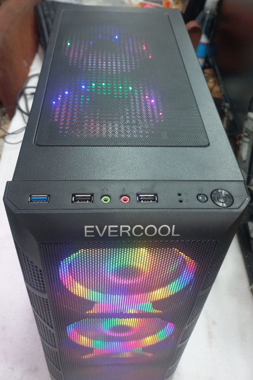 سیستم گیمینگ اورکول، کیس با دیواره شیشه ای سمت چپ، Core i3 9100، فرکانس توربو ۴.۲ گیگاهرتز، کارت گرافیک RX590 8 گیگ، مناسب بازی های ۱۰۸۰p