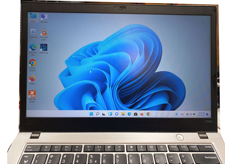 لپ تاپ لنوو Core i7 نسل 8، 4 هسته و 8 رشته پردازشی، مناسب برنامه نویسی و طراحی گرافیک، گارانتی سلامت کالا