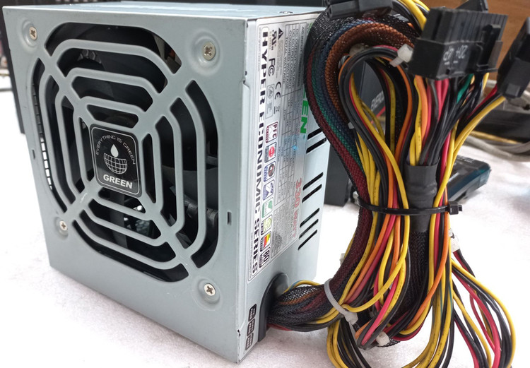 منبع تغذیه گرین مدل GP330A-HE، پروتکشن های ایمنی OCP و OVP و SCP، ولتاژ ورودی 200-240 ولت