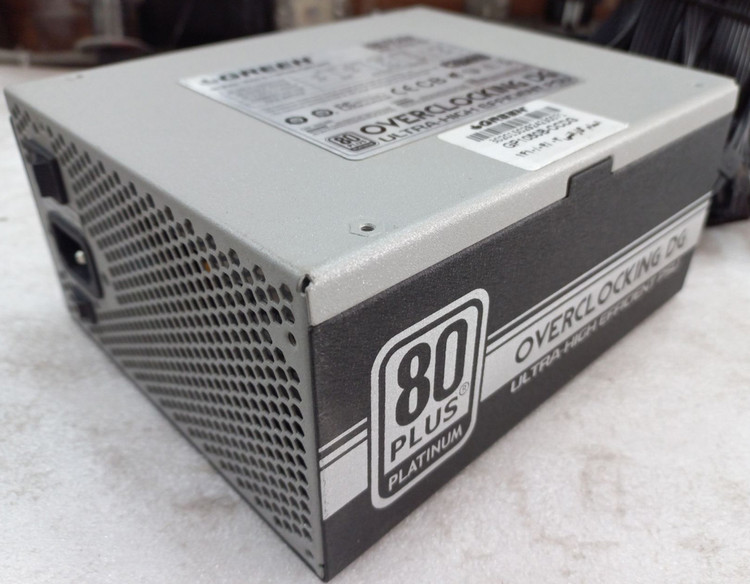 منبع تغذیه گرین مدل GP1050B-OCDG، راندمان 94 درصد، فن Fluid Dynamic Bearing، کابل های تخت مشکی، مناسب سیستم های 24/7