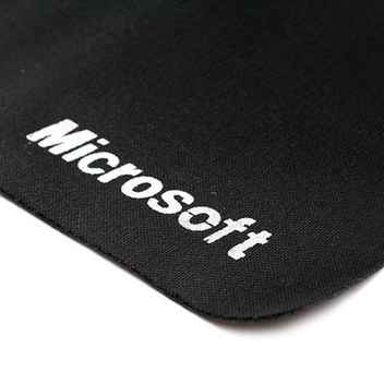 1. پد ماوس Microsoft مدل H-6، سطحی مناسب برای حرکت روان‌تر ماوس و کنترل بهتر نشانگر کامپیوتر.