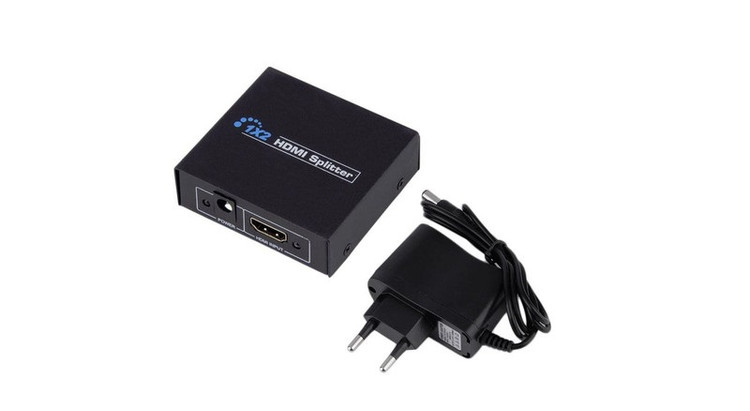 2. با اسپلیتور HDMI، خروجی لپتاپ، کامپیوتر یا کنسول بازی خود را به دو نمایشگر متصل کنید.